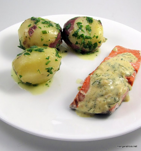 Poached Salmon with Dill and Sour Cream Sauce