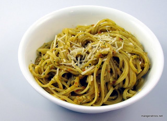 Pasta with Tomato and Almond Pesto